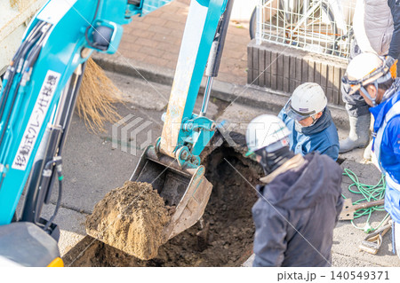 合流管耐震化工事(更生工法)公共ます下水道管の公共下水道工事 掘削 油圧ショベル 埋設物確認 誘導 合流管耐震化工事(更生工法)公共ます下水道管の公共下水道工事 掘削 油圧ショベル 埋設物確認 誘導 140549371