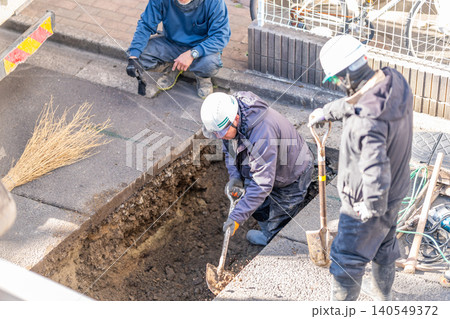合流管耐震化工事(更生工法)公共ます下水道管の公共下水道工事 試掘 人力 ショベル 埋設物確認 合流管耐震化工事(更生工法)公共ます下水道管の公共下水道工事 試掘 人力 ショベル 埋設物確認 140549372