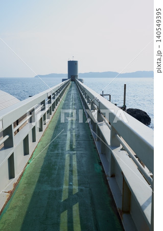 海上に伸びる桟橋と玄海海中展望塔(佐賀県波戸岬) 海上に伸びる桟橋と玄海海中展望塔(佐賀県波戸岬) 140549395