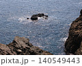 岩の間から見る越前海岸の海 140549443