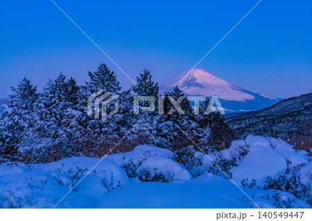 【静岡県】雪化粧した十国峠から富士山を見る 140549447