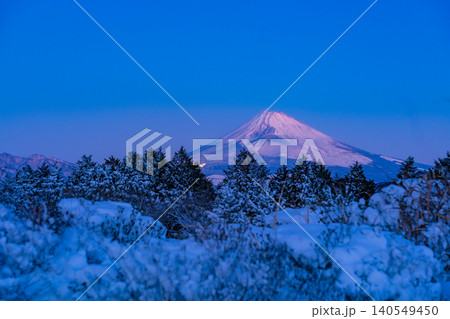 【静岡県】雪化粧した十国峠から富士山を見る 【静岡県】雪化粧した十国峠から富士山を見る 140549450