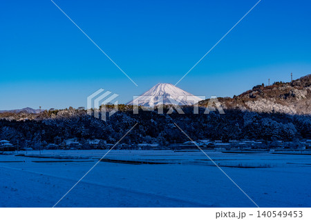 【静岡県】雪化粧した十国峠から富士山を見る 140549453