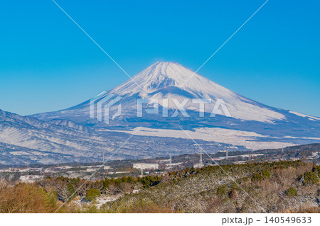 【静岡県】降雪した野菜畑越しに見る富士山 【静岡県】降雪した野菜畑越しに見る富士山 140549633