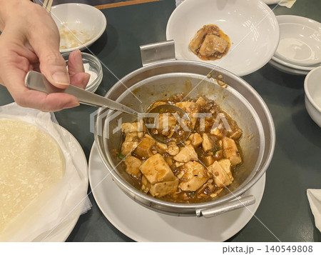 麻婆豆腐を取り分ける女性 麻婆豆腐を取り分ける女性 140549808