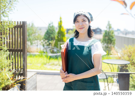 オープンカフェで働くミドル女性 140550359