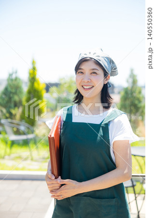 オープンカフェで働くミドル女性 140550360
