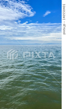 有明海の穏やかな海面と広大な夏の青空(縦位置) 有明海の穏やかな海面と広大な夏の青空(縦位置) 140550401