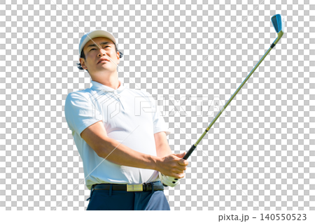 一名男性高爾夫球手在高爾夫球場打高爾夫球（嚴肅、開球、高爾夫比賽） 140550523