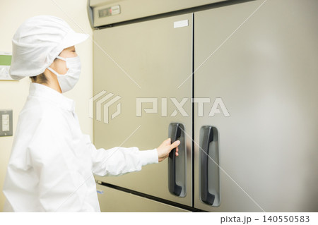 白衣で働くパートスタッフ 白衣で働くパートスタッフ 140550583