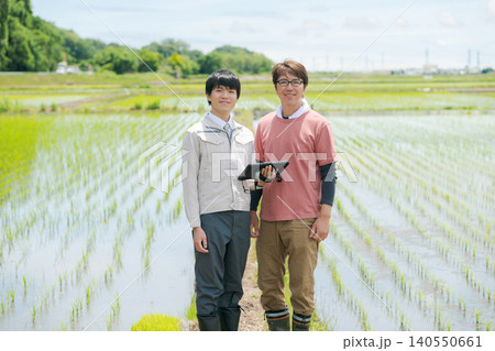畦道に立つ農家の男性たち 140550661