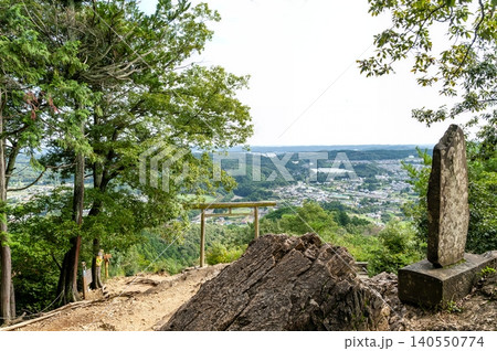 日和田山の絶景スポットから見下ろす巾着田の集落と彼方に広がる都市のシルエット(埼玉県日高市) 日和田山の絶景スポットから見下ろす巾着田の集落と彼方に広がる都市のシルエット(埼玉県日高市) 140550774