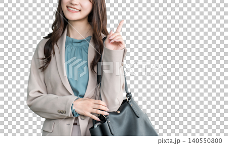 年輕的亞洲女商人在城市的辦公區散步 年輕的亞洲女商人在城市的辦公區散步 140550800
