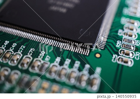 半導体ICと多数のチップ部品 半導体ICと多数のチップ部品 140550935