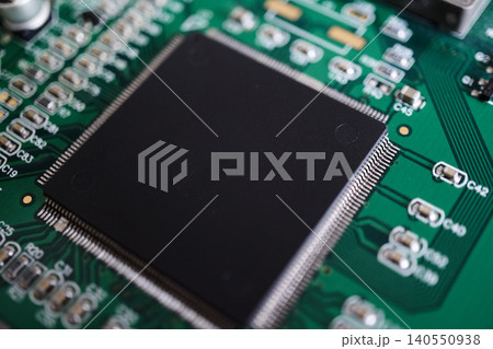 大型の半導体ICと多数のチップ部品 大型の半導体ICと多数のチップ部品 140550938