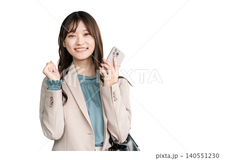 都会のオフィス街にいる若いアジア人ビジネスウーマン 都会のオフィス街にいる若いアジア人ビジネスウーマン 140551230