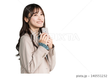 スマホを持つ都会のオフィス街にいる若いアジア人ビジネスウーマン 140551232
