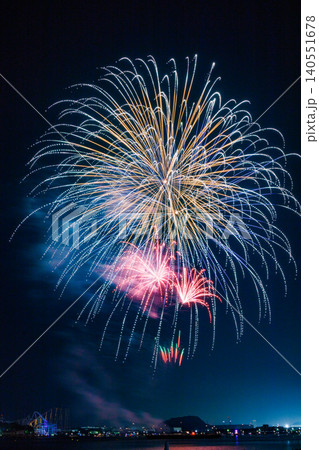 夜空に広がる大輪の花火 140551678