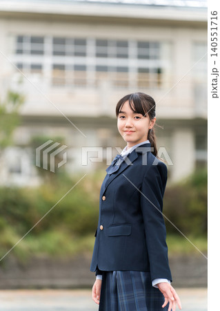 学校の校舎の前に立つ制服姿の中学生・高校生・小学生の女の子 学校の校舎の前に立つ制服姿の中学生・高校生・小学生の女の子 140551716