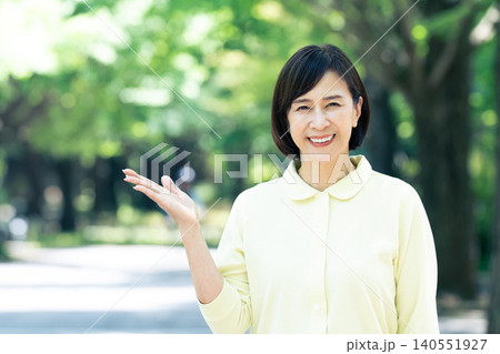 介護スタッフの女性 140551927