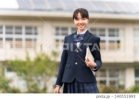 学校の校舎の前に立つ制服姿の中学生・高校生・小学生の女の子 学校の校舎の前に立つ制服姿の中学生・高校生・小学生の女の子 140551993