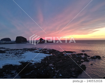 北海道ウトロの海岸線沿いから鮮やかな夕景の空撮 北海道ウトロの海岸線沿いから鮮やかな夕景の空撮 140552016