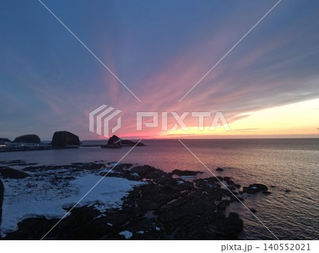 北海道ウトロの海岸線沿いから鮮やかな夕景の空撮 北海道ウトロの海岸線沿いから鮮やかな夕景の空撮 140552021