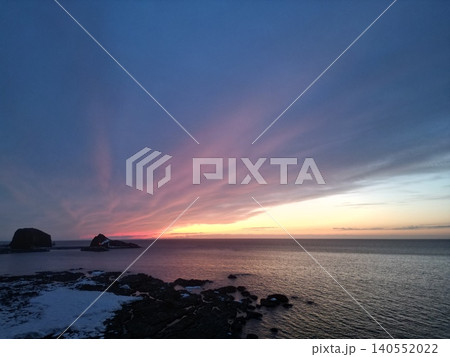 北海道ウトロの海岸線沿いから鮮やかな夕景の空撮 北海道ウトロの海岸線沿いから鮮やかな夕景の空撮 140552022