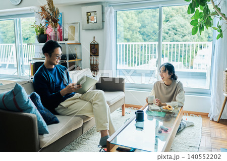 会話する夫婦 会話する夫婦 140552202