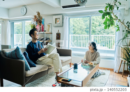 会話する夫婦 140552203