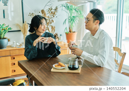 会話する夫婦 会話する夫婦 140552204