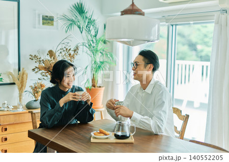 会話する夫婦 会話する夫婦 140552205