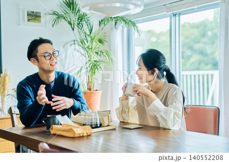 会話する夫婦 140552208