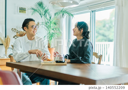 会話する夫婦 会話する夫婦 140552209