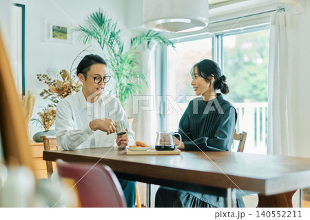 会話する夫婦 140552211