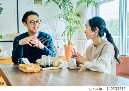 会話する夫婦 会話する夫婦 140552215