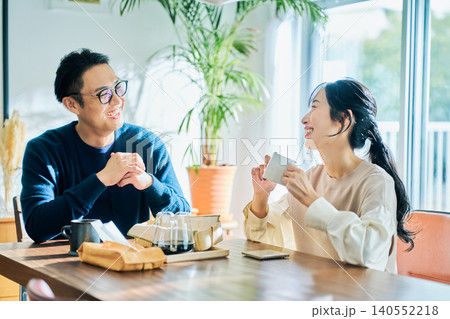 会話する夫婦 会話する夫婦 140552218