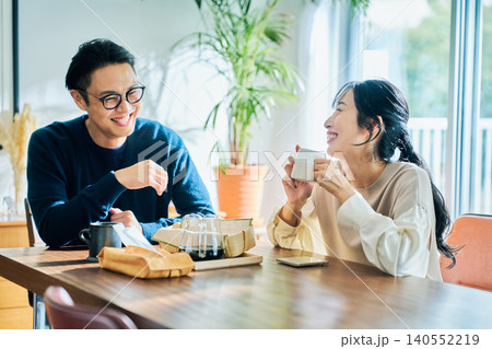 会話する夫婦 140552219