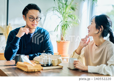 会話する夫婦 会話する夫婦 140552220