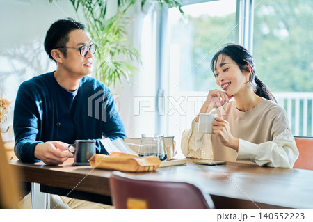 会話する夫婦 会話する夫婦 140552223