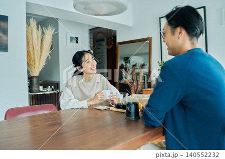 会話する夫婦 会話する夫婦 140552232