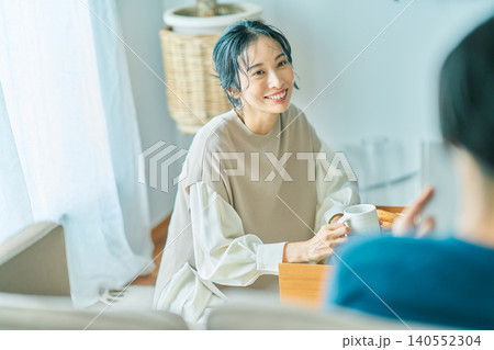 楽しそうに話す夫婦 楽しそうに話す夫婦 140552304