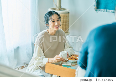 楽しそうに話す夫婦 楽しそうに話す夫婦 140552305