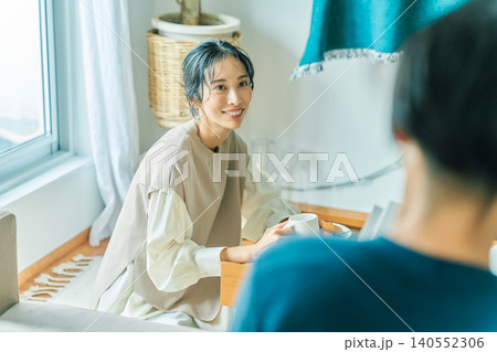 楽しそうに話す夫婦 140552306