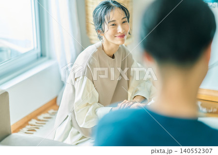 楽しそうに話す夫婦 140552307