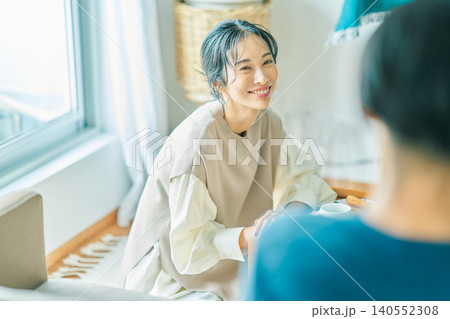 楽しそうに話す夫婦 楽しそうに話す夫婦 140552308