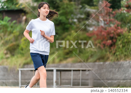 学校の校庭で走る中学生・高校生の女の子（部活・運動会・体育祭・クラスマッチ・陸上大会・陸上部） 140552334