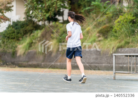 学校の校庭で走る中学生・高校生の女の子（部活・運動会・体育祭・クラスマッチ・陸上大会・陸上部） 140552336