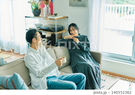 笑顔で会話する日本人の若い夫婦 140552362