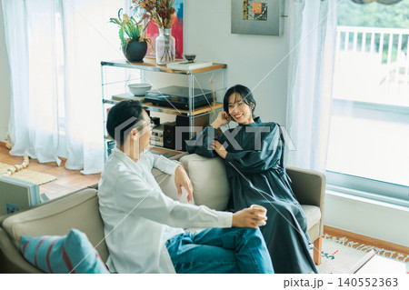 笑顔で会話する日本人の若い夫婦 140552363
